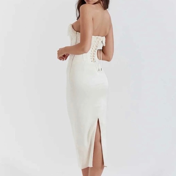 Elegant White Strapless Dress - Picture 3 of 6